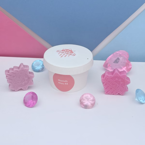 Waxmelts Alien– Mystiek, Sensueel & Onweerstaanbaar Laat je meevoeren door de betoverende geur van Alien Waxmelts. De geur opent met stralende jasmijn (luxueus en vol), wordt omarmd door romig kasjmierhout