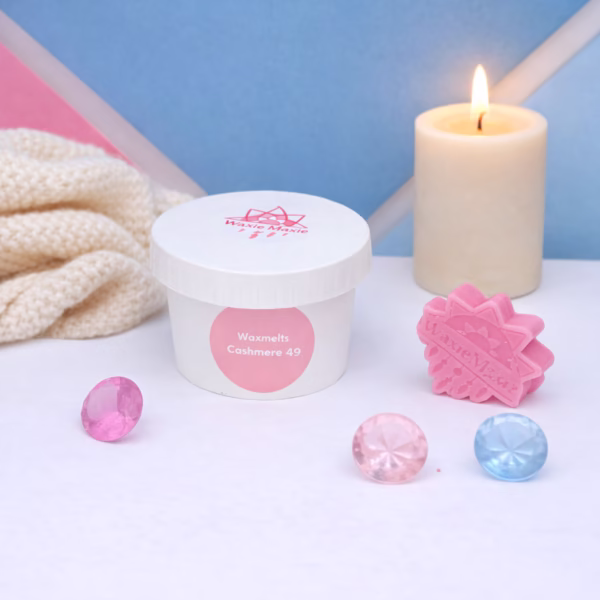 Waxmelts Cashmere van Waxiemaxie.nl hebben een bloemig-houtachtig geurkarakter met accenten van mandarijn, iris, jasmijn en cashmere wood.