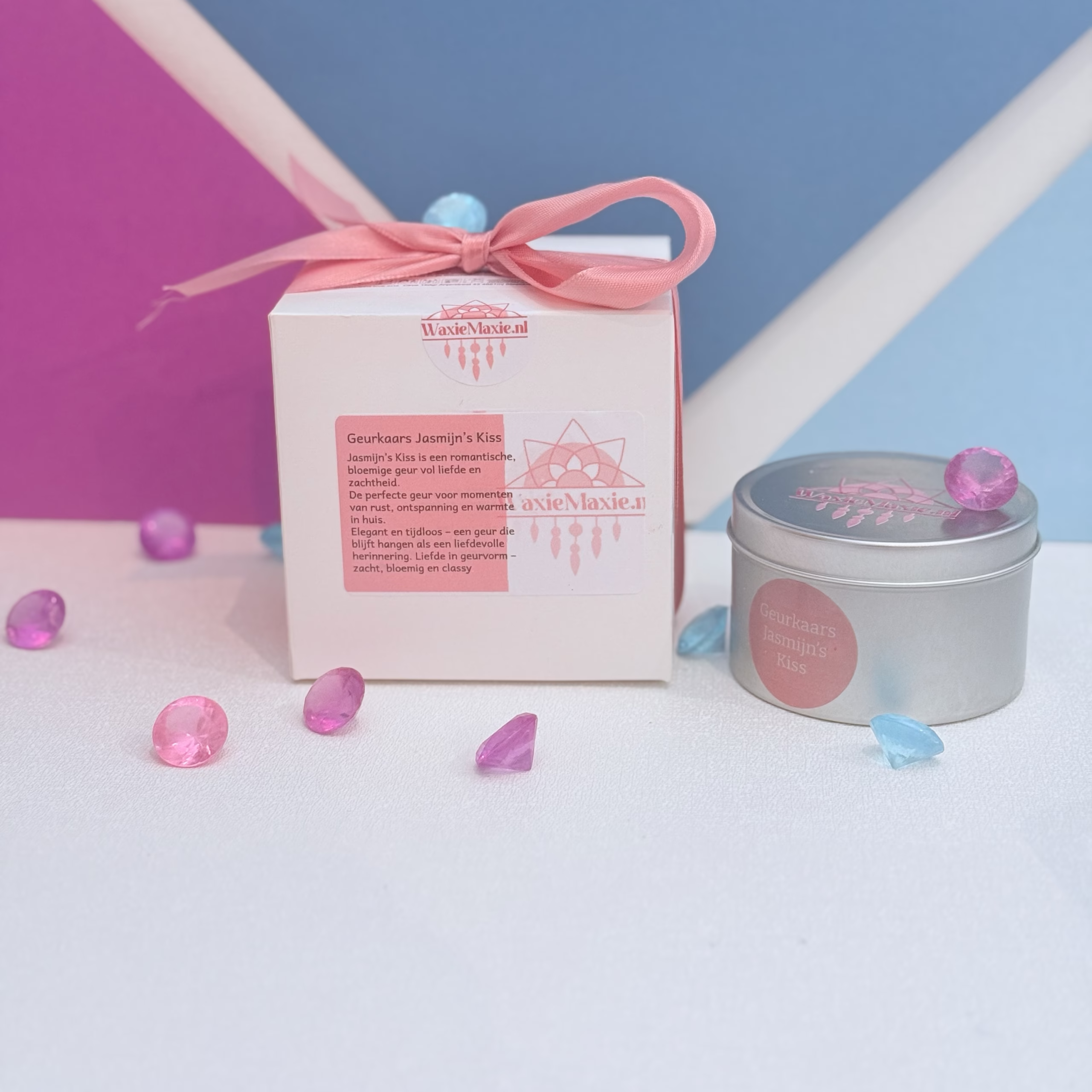 Jasmijn’s Kiss Geurkaars 1 Jasmijn’s Kiss Geurkaars is een bloemige, poederachtige geurkaars ontwikkeld om een zachte en
